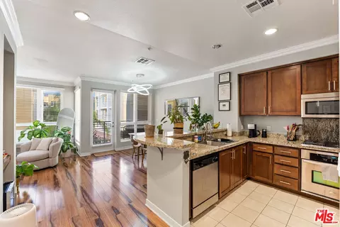 21301 Erwin St #408, Woodland Hills, CA 91367
