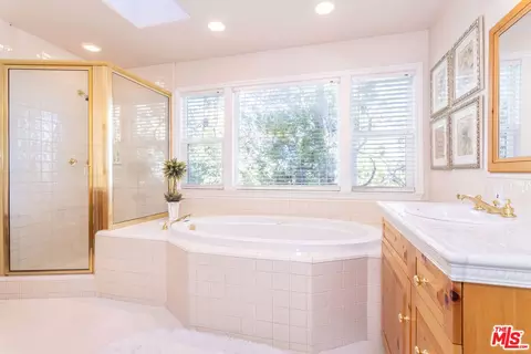 Bath - 795 Zurich Dr, Lake Arrowhead, CA 92352 photo 2 of 5