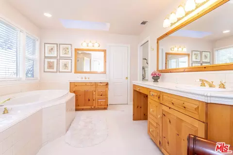 Bath - 795 Zurich Dr, Lake Arrowhead, CA 92352 photo 3 of 5