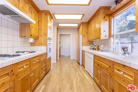 Kitchen - 795 Zurich Dr, Lake Arrowhead, CA 92352 photo 2 of 2