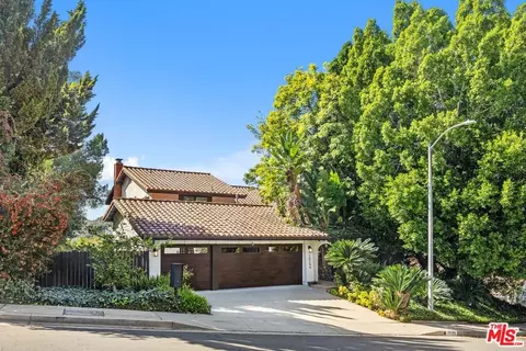 10246 Briarwood Dr, Los Angeles, CA 90077