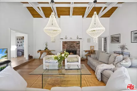 6052 Merritt Dr, Malibu, CA 90265