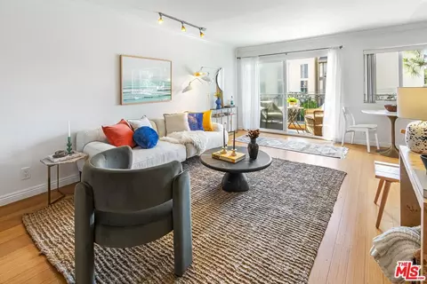1154 S Barrington Ave #201, Los Angeles, CA 90049
