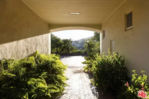 7141 Senalda Rd, Los Angeles, CA 90068