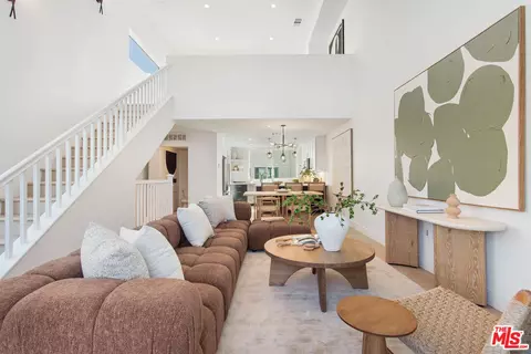 11210 W Victory Blvd, North Hollywood, CA 91606