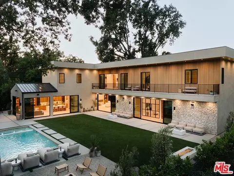 23346 Collins St, Woodland Hills, CA 91367