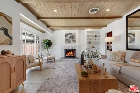 5350 Fallbrook Ave, Woodland Hills, CA 91367