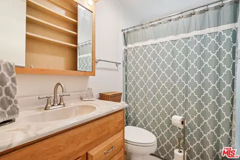 Bath - 407 E 211th St, Carson, CA 90745 photo 2 of 2