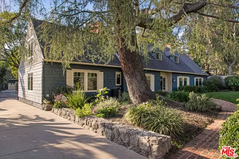 2555 N Altadena Dr, Altadena, CA 91001