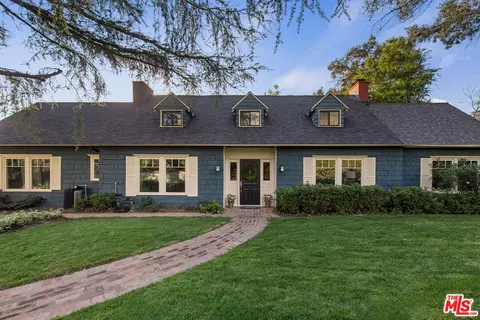 2555 N Altadena Dr, Altadena, CA 91001