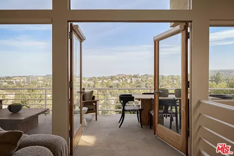 5052 Medina Rd, Woodland Hills, CA 91364