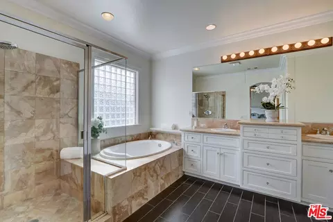 Bath - 2008 Las Estrellas Ct, Camarillo, CA 93012 photo 3 of 5
