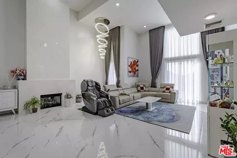 4925 Wilshire Blvd #PH 302, Los Angeles, CA 90010