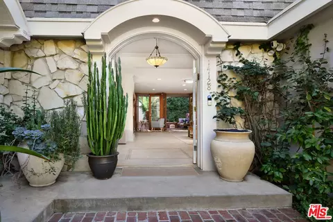 14128 Dickens St, Sherman Oaks, CA 91423