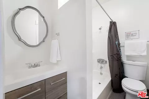 Bath - 330 Cedar Ave, Long Beach, CA 90802 photo 1 of 3