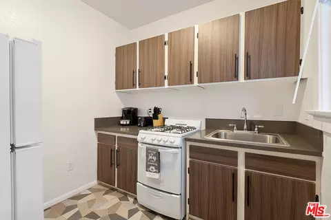 Kitchen - 330 Cedar Ave, Long Beach, CA 90802 photo 1 of 2