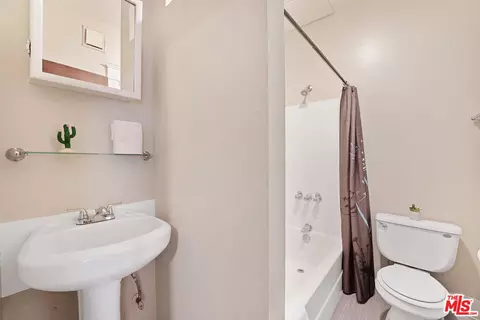 Bath - 330 Cedar Ave, Long Beach, CA 90802 photo 2 of 3