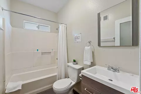 Bath - 330 Cedar Ave, Long Beach, CA 90802 photo 3 of 3
