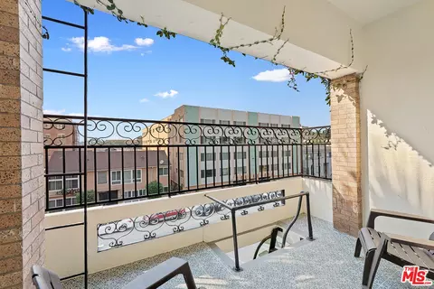 Exterior - 330 Cedar Ave, Long Beach, CA 90802 photo 3 of 3