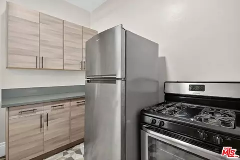 Kitchen - 330 Cedar Ave, Long Beach, CA 90802 photo 2 of 2