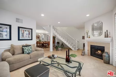 18135 Burbank Blvd #8, Tarzana, CA 91356