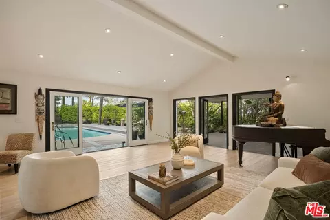 4807 Brewster Dr, Tarzana, CA 91356