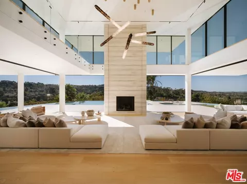 16187 Royal Oak Rd, Encino, CA 91436
