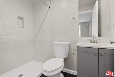 Bath - 2370 Lime Ave, Long Beach, CA 90806 photo 3 of 4