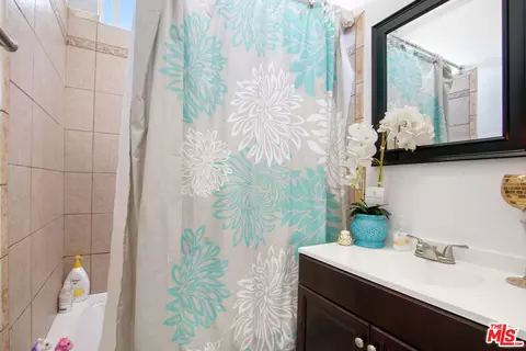 Bath - 2370 Lime Ave, Long Beach, CA 90806 photo 2 of 4