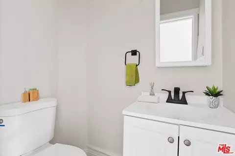 Bath - 2370 Lime Ave, Long Beach, CA 90806 photo 1 of 4