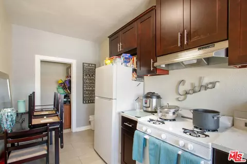 Kitchen - 2370 Lime Ave, Long Beach, CA 90806 photo 2 of 3