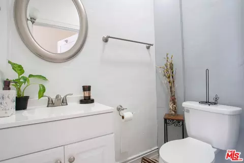 Bath - 2370 Lime Ave, Long Beach, CA 90806 photo 4 of 4