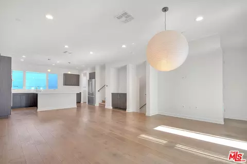 6910 N Tierno Ln, Los Angeles, CA 90038