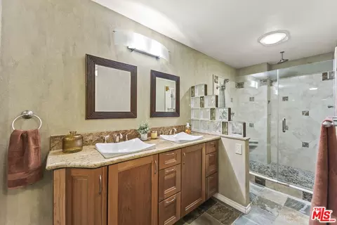 Bath - 5036 E Atherton St, Long Beach, CA 90815 photo 2 of 5