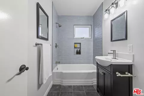 Bath - 505 Panama Ave, Long Beach, CA 90814 photo 1 of 6