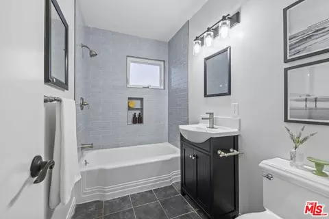 Bath - 505 Panama Ave, Long Beach, CA 90814 photo 2 of 6