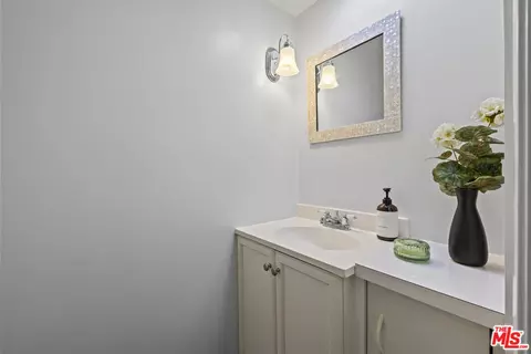 Bath - 505 Panama Ave, Long Beach, CA 90814 photo 3 of 6