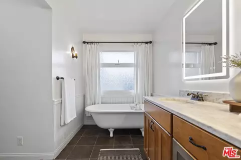 Bath - 505 Panama Ave, Long Beach, CA 90814 photo 5 of 6