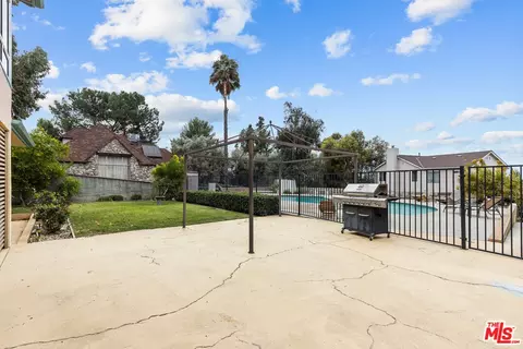 Exterior - 10405 Pinyon Ave, Tujunga, CA 91042 photo 4 of 5