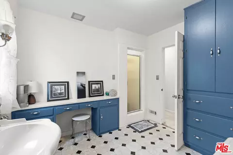 Bath - 10405 Pinyon Ave, Tujunga, CA 91042 photo 3 of 4