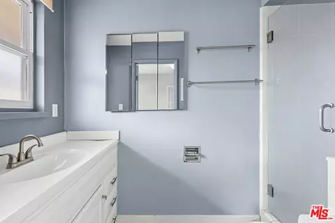 Bath - 10405 Pinyon Ave, Tujunga, CA 91042 photo 4 of 4