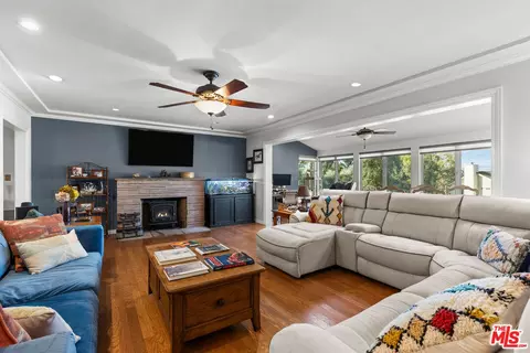 Living - 10405 Pinyon Ave, Tujunga, CA 91042 photo 3 of 4