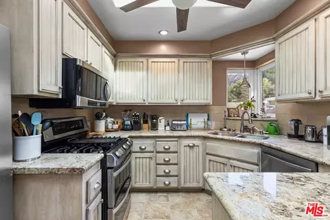 Kitchen - 10405 Pinyon Ave, Tujunga, CA 91042 photo 1 of 5