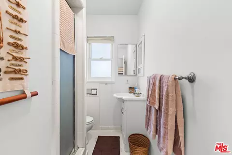 Bath - 10405 Pinyon Ave, Tujunga, CA 91042 photo 1 of 4