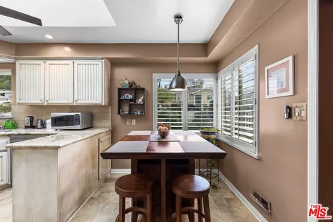 Kitchen - 10405 Pinyon Ave, Tujunga, CA 91042 photo 3 of 5