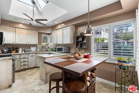 Kitchen - 10405 Pinyon Ave, Tujunga, CA 91042 photo 4 of 5