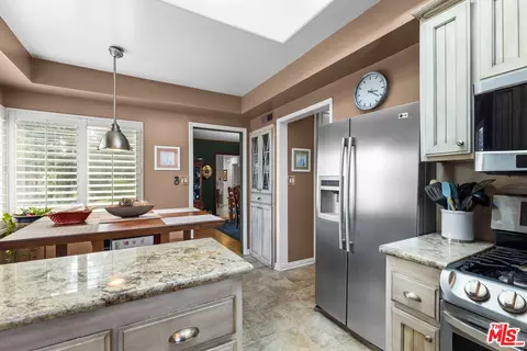 Kitchen - 10405 Pinyon Ave, Tujunga, CA 91042 photo 2 of 5