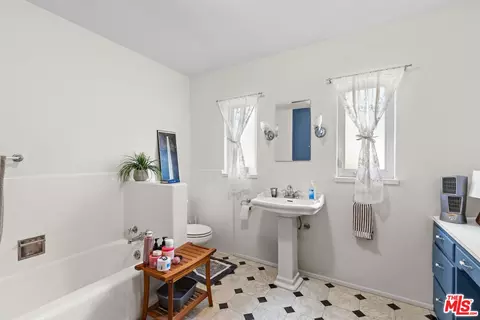 Bath - 10405 Pinyon Ave, Tujunga, CA 91042 photo 2 of 4