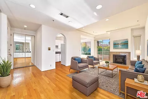 5050 Maplewood Ave #206, Los Angeles, CA 90004