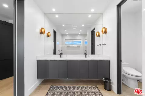 Bath - 3932 Glencoe Ave, Venice, CA 90291 photo 3 of 4